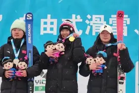 比赛中受伤，靠单腿夺冠！龙江运动员李雪莹顽强书写“十四冬”赛场传奇图片