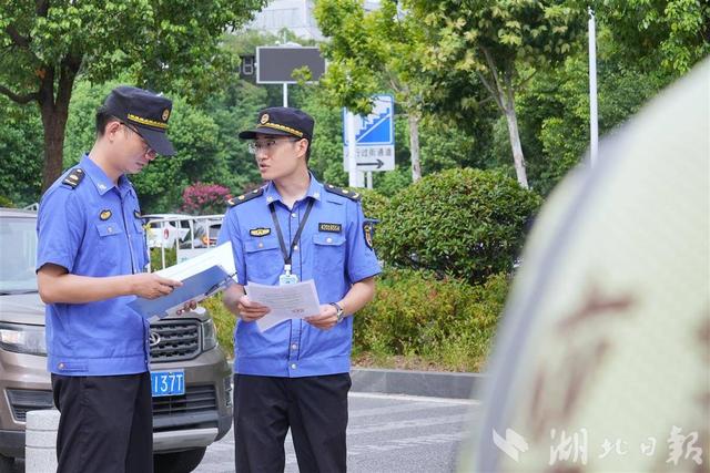 梨园广场14处冗余牌拆除 指路更精准