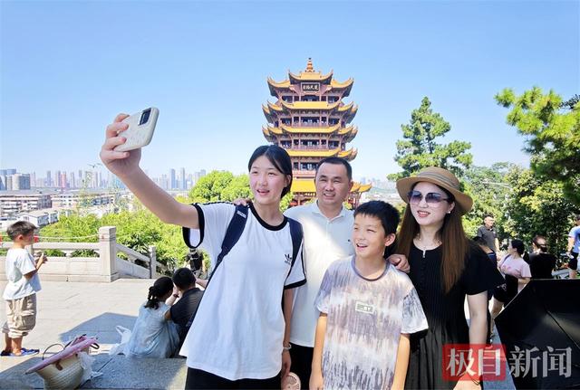 武汉“超级文旅日”来了，游客在黄鹤楼提前过“七夕”