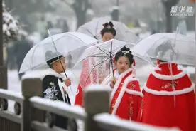 新华全媒+｜当大美汉服遇见新年瑞雪 千年古都更美了图片
