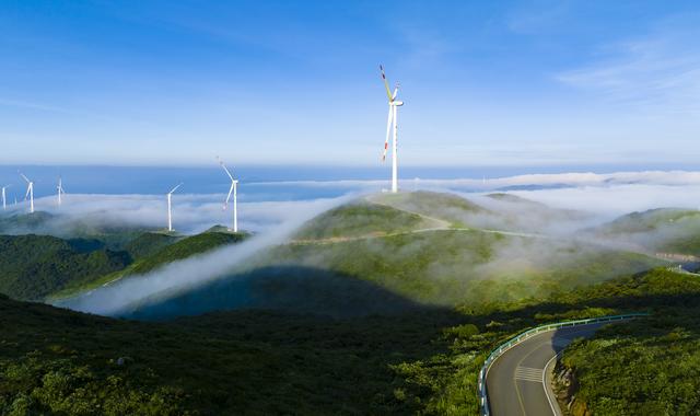 盘州老黑山：云海翻涌，美得不像在人间