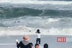 海南万宁一小女孩被巨浪卷走 白衣男子尝试多次成功救出图片