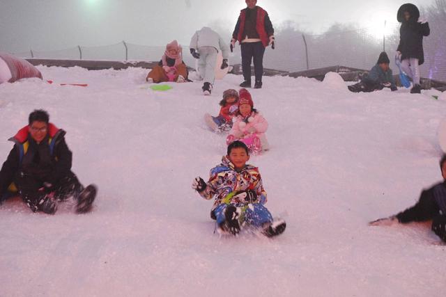 “机甲杜甫”漫步西岭雪山！2025成都市冬季文旅消费季暨第26届西岭雪山南国冰雪季启动