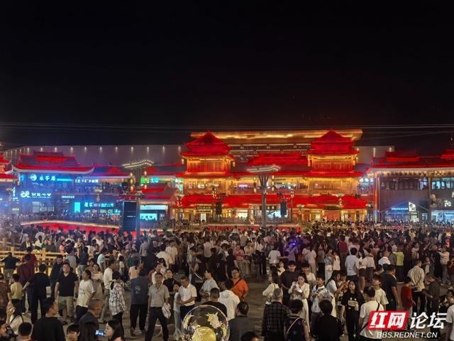 烟火气与古韵新颜交织，周末的怀化榆树湾热闹非凡！