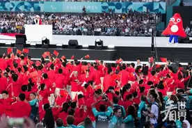 逐梦残奥，“中国红”闪耀亮相；“有许多残疾人参与节目表演”，巴黎残奥会开幕式现场图来了图片