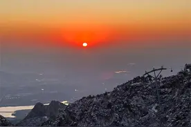 余晖洒金 峻岭披霞 在雪后邂逅泰山晚霞夕照图片