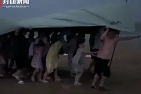 拍客｜露营时突降大雨 用帐篷当伞徒步移动护孩子回营图片
