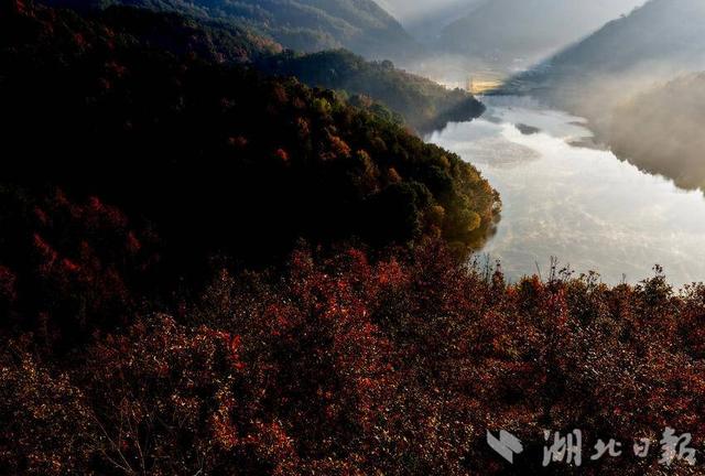 蕲春：碧水丹枫九潭湖