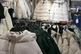 百元羽绒服爆单：小厂“截和”，24小时赶订单图片