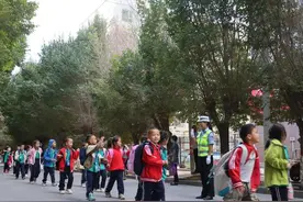 “护学岗”准时上线 新学期“警”然有序图片