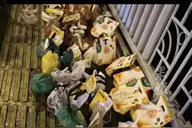 重庆长江大桥外卖鲜花成堆，网友建议送给环卫，城管局：正考虑如何处理图片