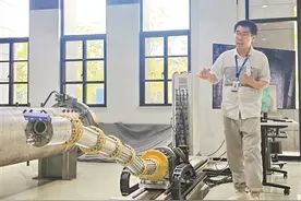 蛇形机器人成盾构机刀具“随行医生”图片