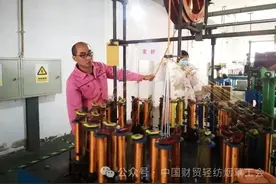 走近最美纺织工｜周光耀：打造“上九天揽月，下五洋捉鳖”金链条图片