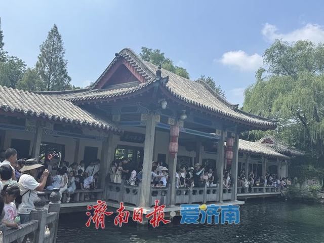 一年四季 泉在济南丨初秋趵突泉畔游人如织 泉城美景引客来