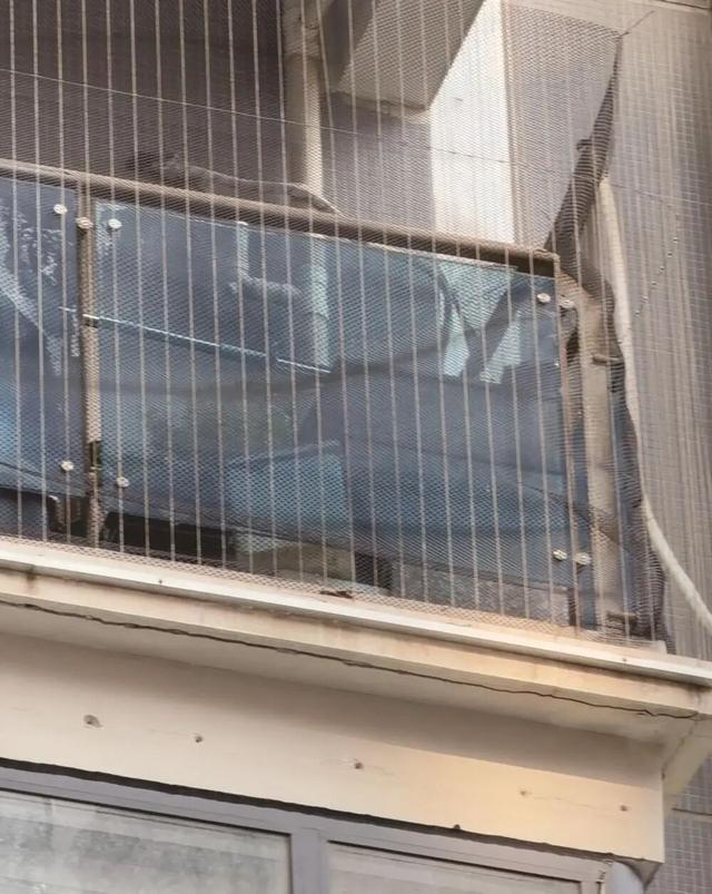 太吓人！厦门一小区26楼突然掉下一长条砖块，砸在楼栋大门口；业主：多处外墙有裂缝