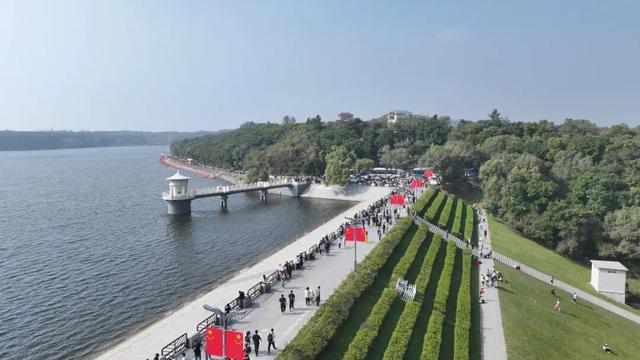 错峰慢游净月潭 独享秋日山水 寻回生活诗意
