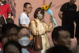 上海中考开考，考点外送考家长穿旗袍举向日葵图片