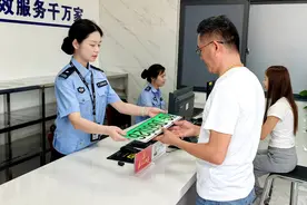 新车注册、车牌补换可现场领牌 义乌建成浙江省首批县级号牌制作点图片