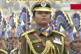 印度阅兵式大秀“女性力量” 265名女兵炫摩托特技图片