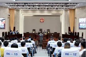 客车在重庆侧翻致4死5伤，涉事公司总经理被“判三缓三”图片