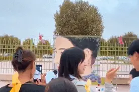 博主把迪丽热巴画在了新疆的墙上！网友：想看一年四季的热巴图片