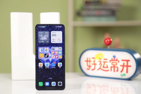 荣耀Magic V Flip2 高定款体验：一眼动心的掌上时尚单品