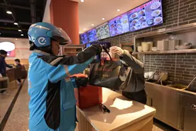 提供送餐补贴、联合商家供餐，饿了么的老年助餐服务春节不打烊图片