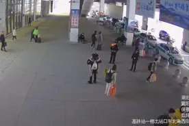 民警高铁站执勤遭女儿“偷袭”，女儿嘴上说不想爸爸，却抱着不撒手！图片