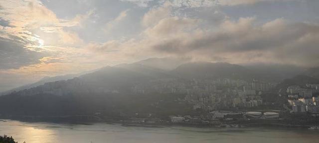 巴东：暖阳破雾洒江城 半城江水半城霞