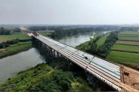 南邓高速湍河大桥箱梁全部架设完成图片