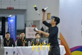 调酒职业技能大赛上调酒师各显神通，帅气动作迎来阵阵喝彩图片
