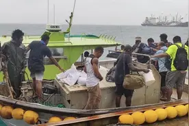 “海上漂流37天”被中国渔船搭救，他们手写感谢信图片
