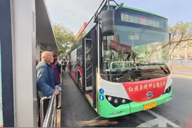 河南安阳林州：“红旗渠精神主题”公交亮相山城图片