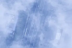城事｜雨袭江南：浓雾吞城，局地或现大暴雨图片