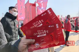 老人1万、老师10万，都是现金！刘强东给老家送年货总价值已超3000万图片
