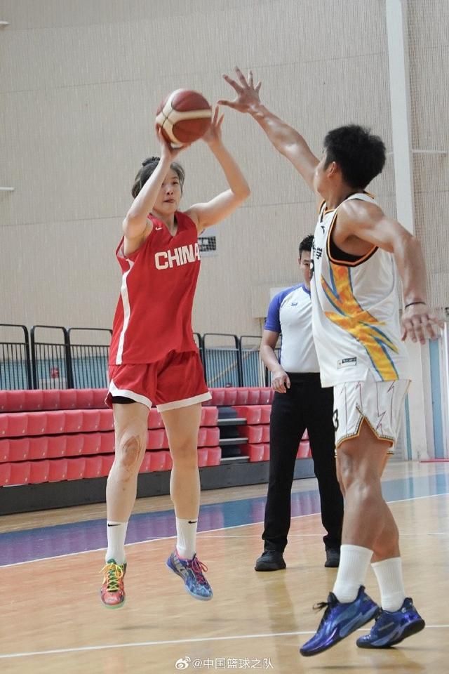 中国女篮83-86不敌云南财大男篮