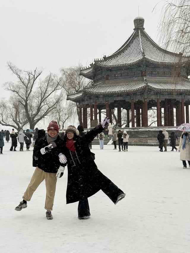 京城初雪如约而至！雪落无声，人游有影