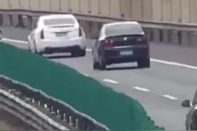 车辆高速路上熄火，男子快车道车流中悠闲踱步图片