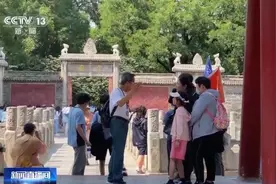 讲解古迹全看“演技” 70岁导游爷爷讲着讲着就演起来了？图片