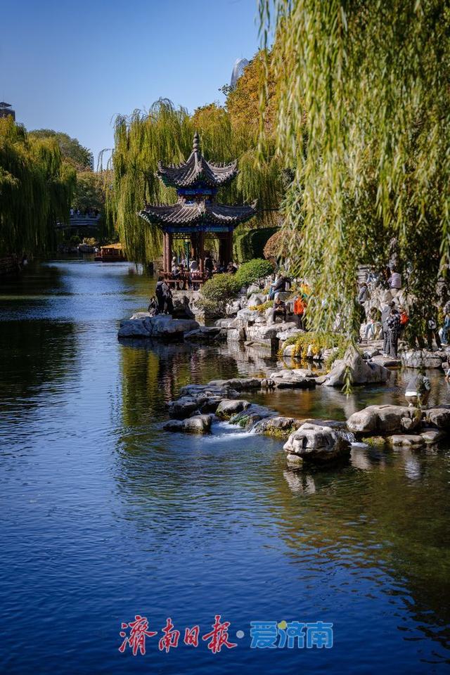 一年四季 泉在济南丨济南黑虎泉畔：秋日赏泉正当时，市民尽享泉水魅力