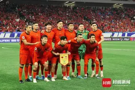 国足2-1战胜印尼队：拜合拉木腾空抽射破门 张玉宁进球后掩面爆哭图片