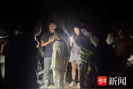 儿童天黑爬山不慎走失，城管“爱心树”下守护图片