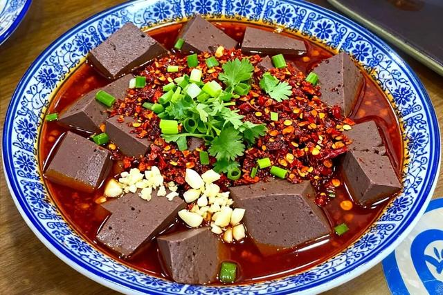 站前广场新盖一座小亭子，秋日出游更丝滑～