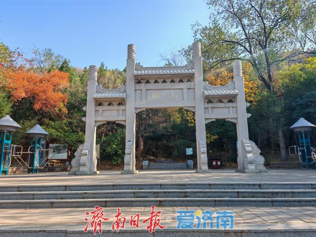 腊山冬日正当“红”| 一年四季 泉在济南