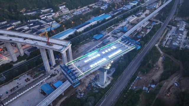 世界最高吨位转体桥成功实现毫米级高空对接