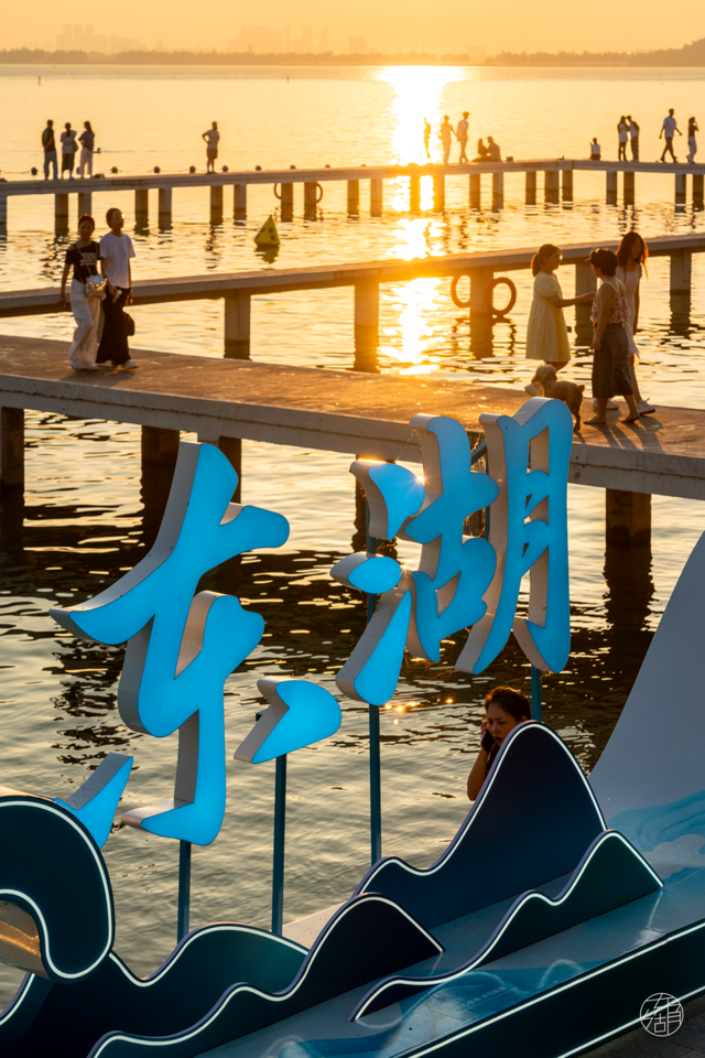 坐上「神仙公交」，邂逅东湖流动的风景！