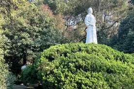 男子在女烈士秋瑾墓旁小便，厕所不过百米远！杭州西湖：已经批评教育并行政处罚图片