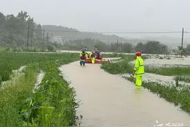 武宁：村民被困 紧急救援图片