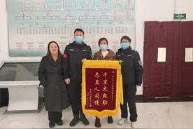 江苏重症老人荆州受困 社会救助护送返乡图片
