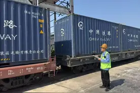 海岛货场里的纳西族小伙，日均为200个集装箱“体检”图片